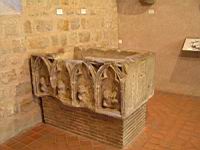 Fontaine decoree, gres, 14eme, vient de l'eglise St Nazaire de Carcassonne, musee de Carcassonne (1)